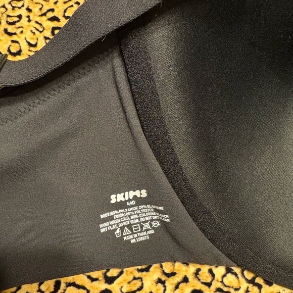 SKIMS Black Seamless T-Shirt Bra - Picture 5 of 5